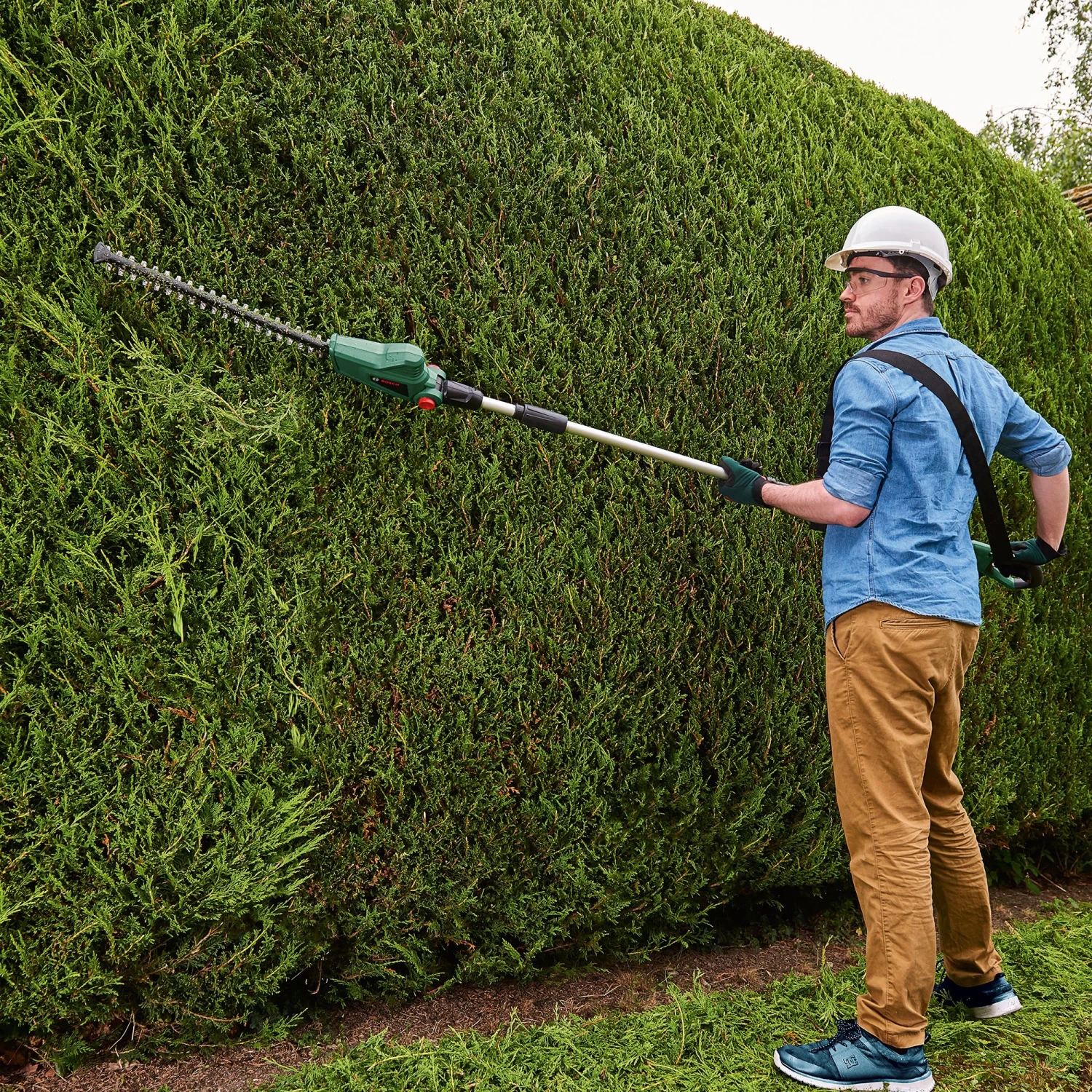 Bosch Power For All 18V 450mm UniversalHedgePole 18 Cordless Hedge Trimmer 6 Bosch Power For All 18V 450mm UniversalHedgePole 18 Cordless Hedge Trimmer - Image 4