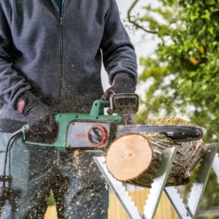 Bosch UniversalChain35 1.8W Mains Fed Corded 350mm Chainsaw 13 Bosch UniversalChain35 1.8W Mains Fed Corded 350mm Chainsaw -Garden Store bosch universalchain35 1 8w mains fed corded 350mm chainsaw4059952608167 06i bq