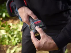 Erbauer 18V 550mm EHT18-Li - KIT Cordless Hedge Trimmer 14 Erbauer 18V 550mm EHT18-Li - KIT Cordless Hedge Trimmer -Garden Store erbauer 18v 550mm eht18 li kit cordless hedge trimmer3663602418269 13i