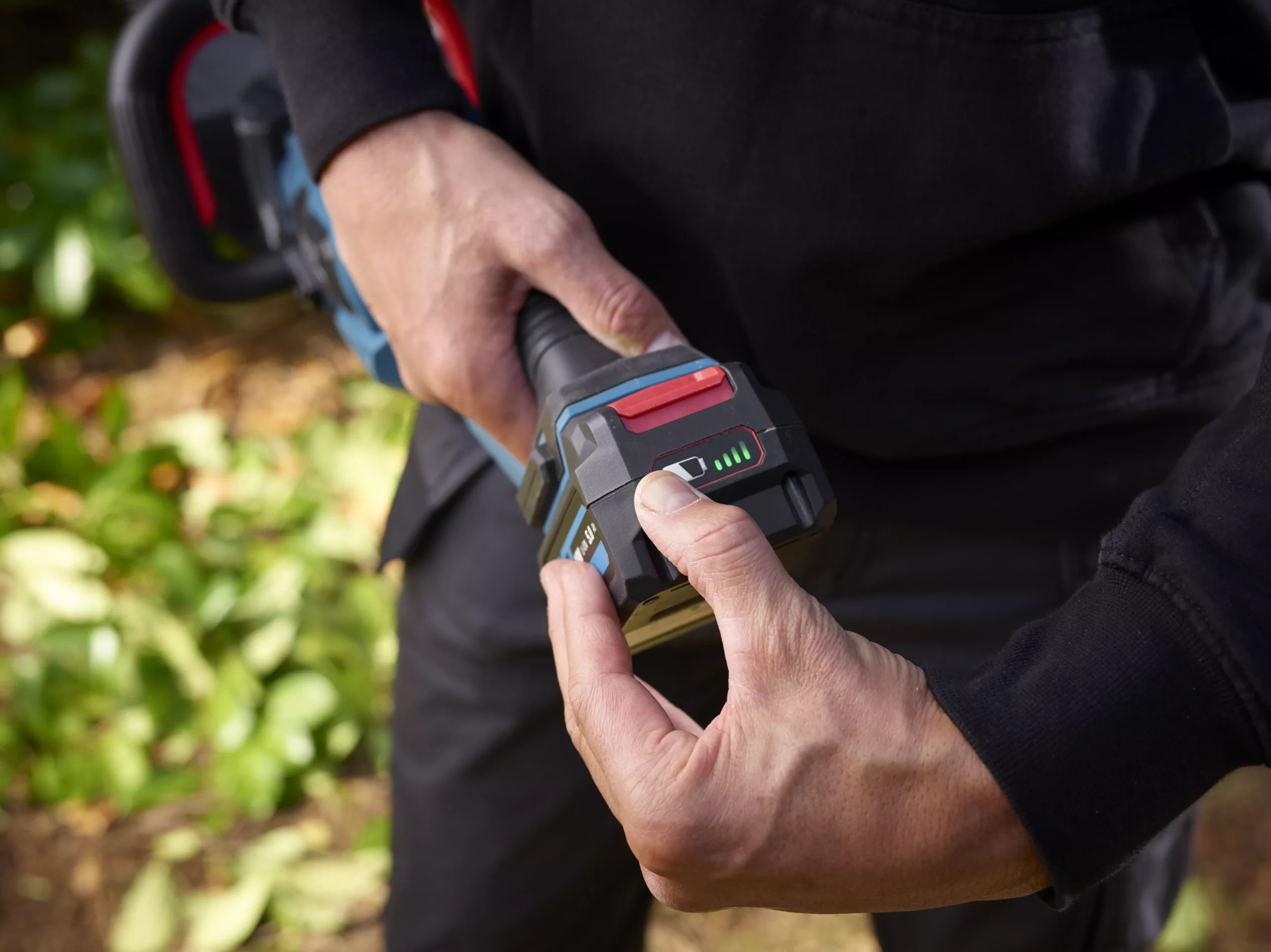 Erbauer 18V 550mm EHT18-Li - KIT Cordless Hedge Trimmer 8 Erbauer 18V 550mm EHT18-Li - KIT Cordless Hedge Trimmer - Image 6