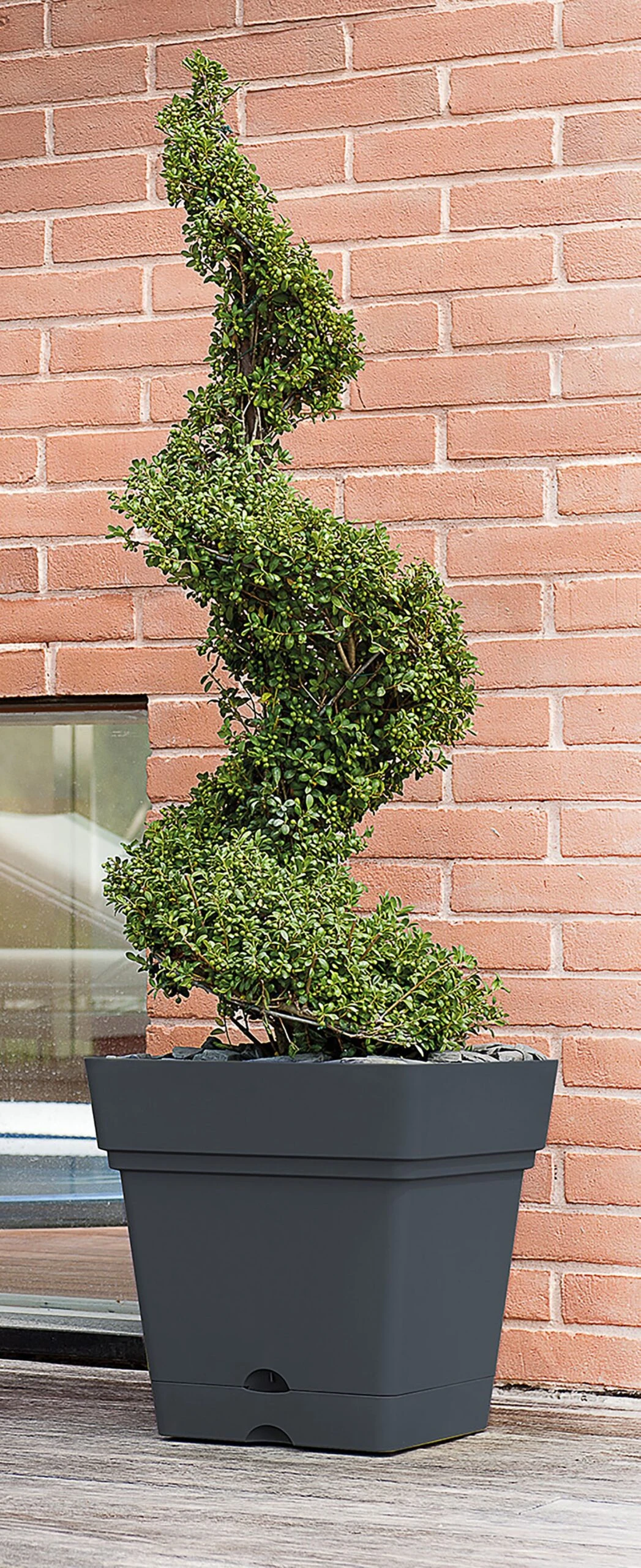 Verve Nurgul Dark Grey Plastic Square Plant Pot (Dia)38cm 4 Verve Nurgul Dark Grey Plastic Square Plant Pot (Dia)38cm - Image 2